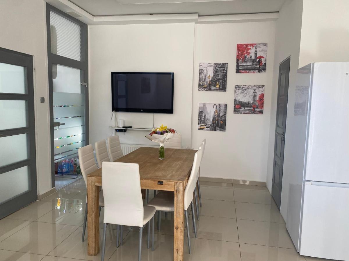 Luxury Apartment In The Centre Ac Parking Garden — Photos 3